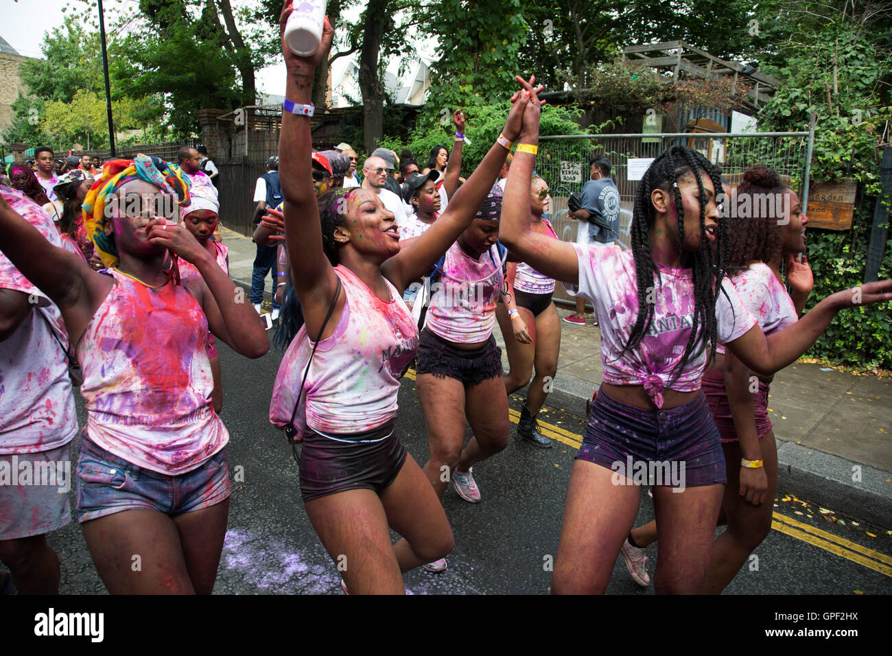 Auf Kensal Straße, die verschiedenen Gruppen der Tänzer auf der Parade am Sonntag, 28. August 2016 bei den 50. Notting Hill Carnival in Westlondon. Ein Fest der Westindischen / Karibik Kultur und Europas größte Straßenparty, Festival und Parade. Nachtschwärmer kommen in hunderttausenden zum Spaß haben, tanzen, trinken und loslassen in die tolle Atmosphäre. Es wird geführt von den Mitgliedern der West-indischen / Karibische Gemeinschaft, besonders die Trinidad und Tobagonian britische Bevölkerung, von denen viele seit den 1950er Jahren in der Gegend gelebt haben. Der Karneval hat in der Vergangenheit und c bis zu 2 Millionen Menschen angezogen. Stockfoto