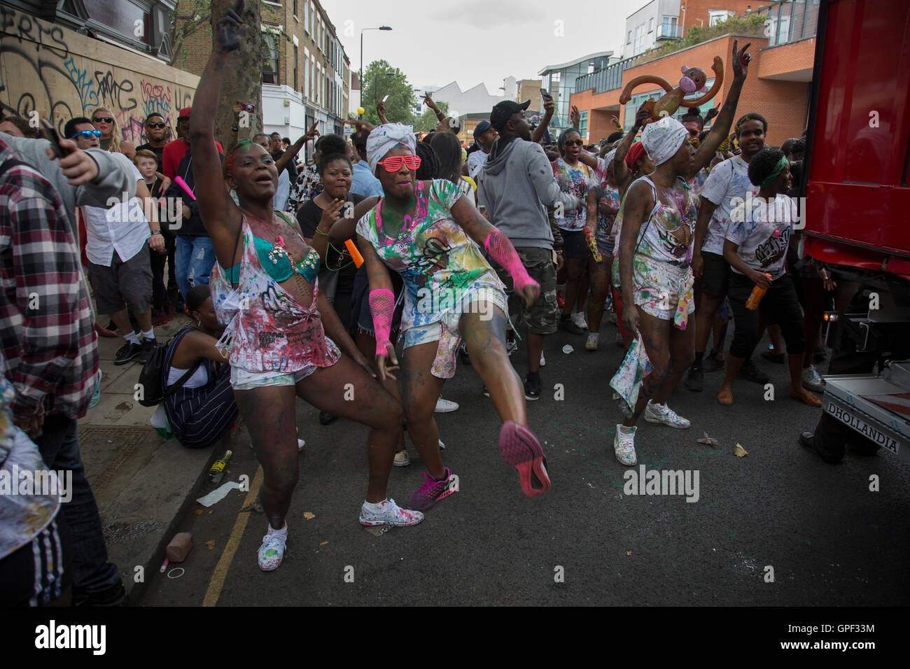 Auf Kensal Straße, die verschiedenen Gruppen der Tänzer auf der Parade am Sonntag, 28. August 2016 bei den 50. Notting Hill Carnival in Westlondon. Ein Fest der Westindischen / Karibik Kultur und Europas größte Straßenparty, Festival und Parade. Nachtschwärmer kommen in hunderttausenden zum Spaß haben, tanzen, trinken und loslassen in die tolle Atmosphäre. Es wird geführt von den Mitgliedern der West-indischen / Karibische Gemeinschaft, besonders die Trinidad und Tobagonian britische Bevölkerung, von denen viele seit den 1950er Jahren in der Gegend gelebt haben. Der Karneval hat in der Vergangenheit und c bis zu 2 Millionen Menschen angezogen. Stockfoto