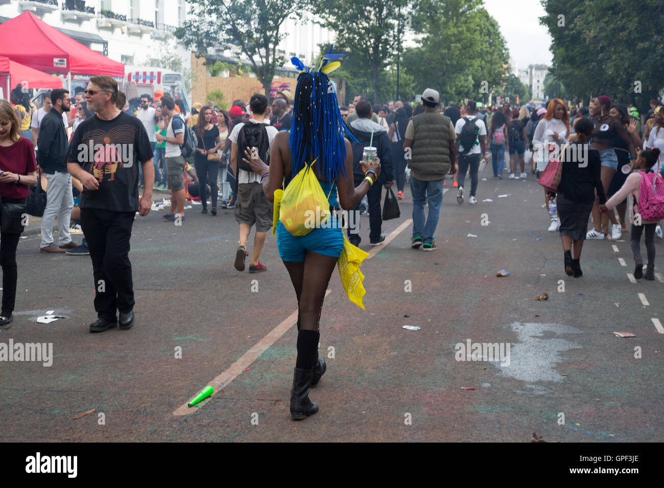 Sonntag, 28. August 2016 am 50. Karneval von Notting Hill im Westen Londons. Ein Fest der Westindischen / Karibik Kultur und Europas größte Straßenparty, Festival und Parade. Nachtschwärmer kommen in hunderttausenden zum Spaß haben, tanzen, trinken und loslassen in die tolle Atmosphäre. Es wird geführt von den Mitgliedern der West-indischen / Karibische Gemeinschaft, besonders die Trinidad und Tobagonian britische Bevölkerung, von denen viele seit den 1950er Jahren in der Gegend gelebt haben. Der Karneval hat in der Vergangenheit und Zentren auf eine Parade von Schwimmern, Tänzer und sound-Systeme bis zu 2 Millionen Menschen angezogen. Stockfoto