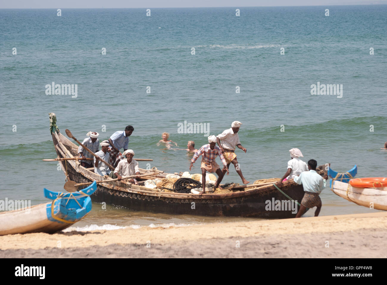 Fischer am Lighthouse Beach, Kerala, Indien. Stockfoto