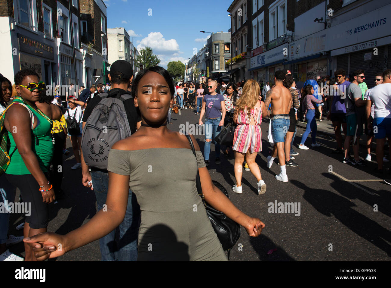 Abendlicht an der Westbourne Park Road auf Sonntag, 28. August 2016 bei den 50. Notting Hill Carnival in Westlondon. Ein Fest der Westindischen / Karibik Kultur und Europas größte Straßenparty, Festival und Parade. Nachtschwärmer kommen in hunderttausenden zum Spaß haben, tanzen, trinken und loslassen in die tolle Atmosphäre. Es wird geführt von den Mitgliedern der West-indischen / Karibische Gemeinschaft, besonders die Trinidad und Tobagonian britische Bevölkerung, von denen viele seit den 1950er Jahren in der Gegend gelebt haben. Der Karneval hat in der Vergangenheit und eine Parade im Zentrum bis zu 2 Millionen Menschen angezogen. Stockfoto