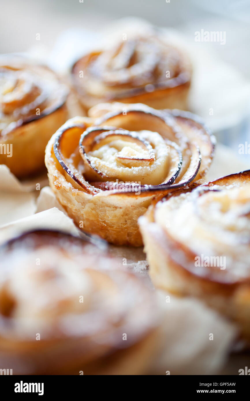 Köstlich und schön Apple stieg Blätterteiggebäck Stockfoto