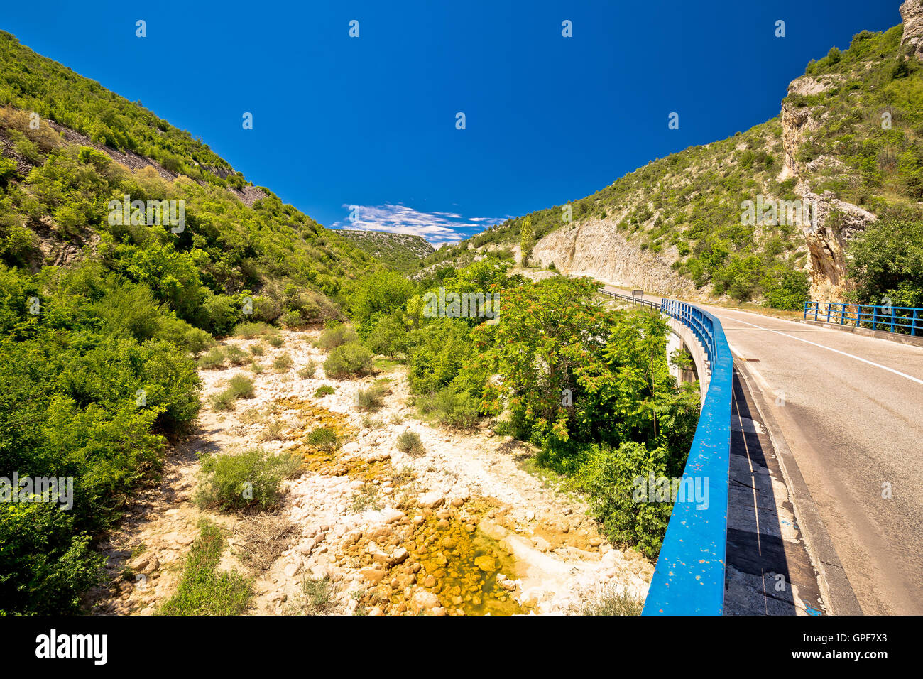 Cikola River Canyon und Brücke, im Landesinneren Dalmatien, Kroatien Stockfoto