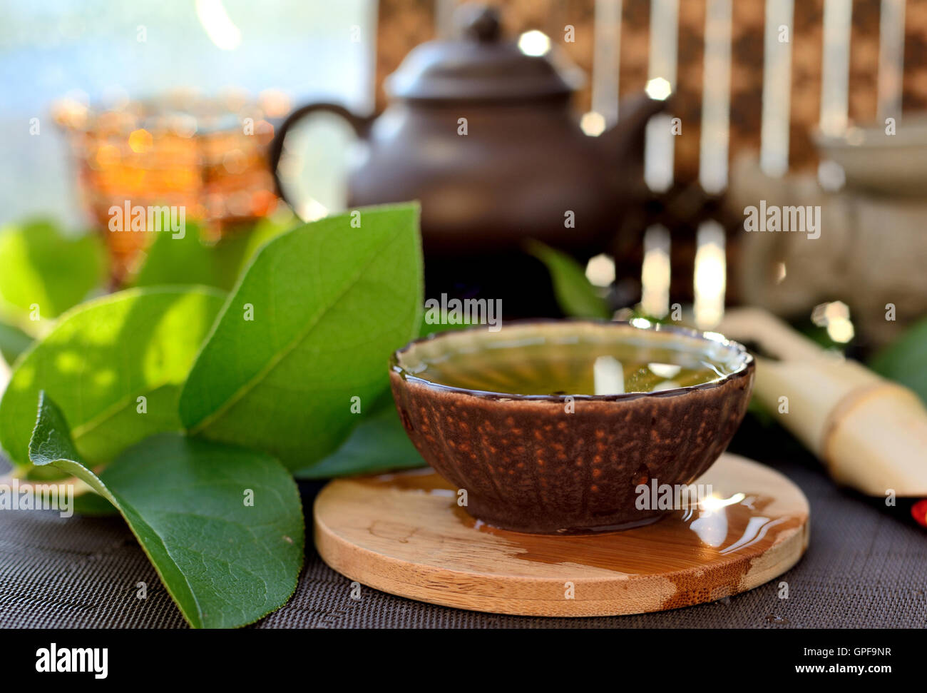 Gesundes Grün Teetasse mit Blättern Stockfoto