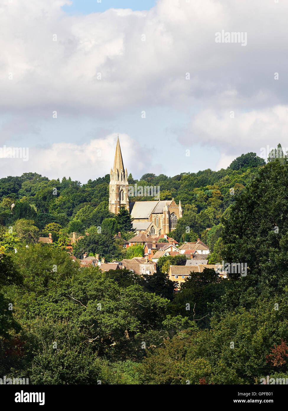 Redhill Surrey Anglikanische St.-Johannis Kirche erbaut, in exponierter Lage auf einem Felsvorsprung der North Downs Stockfoto