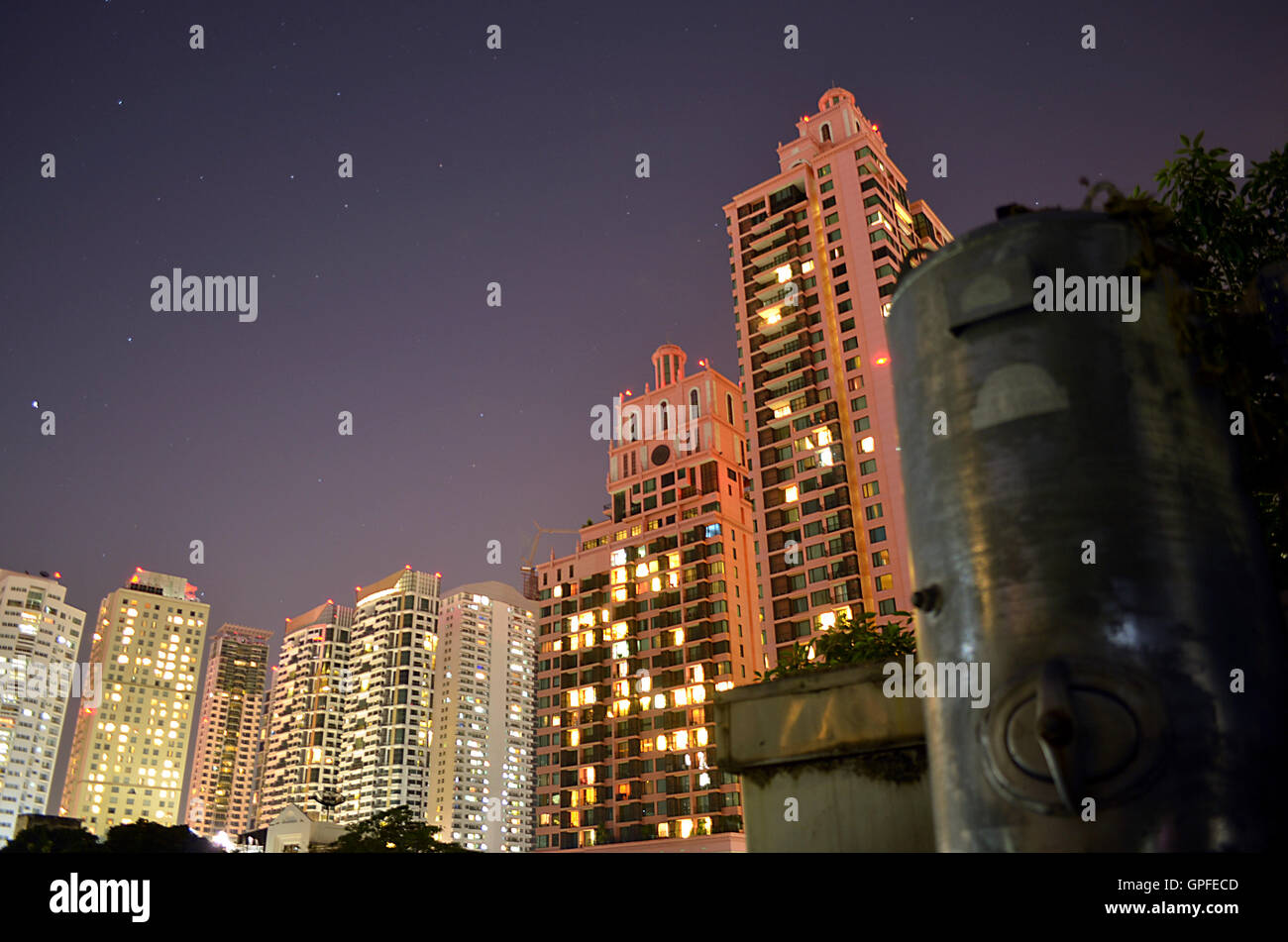 Wolkenkratzer und Nachthimmel in Stadt von Bangkok, Thailand Stockfoto