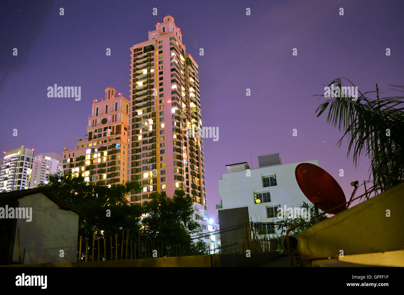 Wolkenkratzer und Nachthimmel in Stadt von Bangkok, Thailand Stockfoto