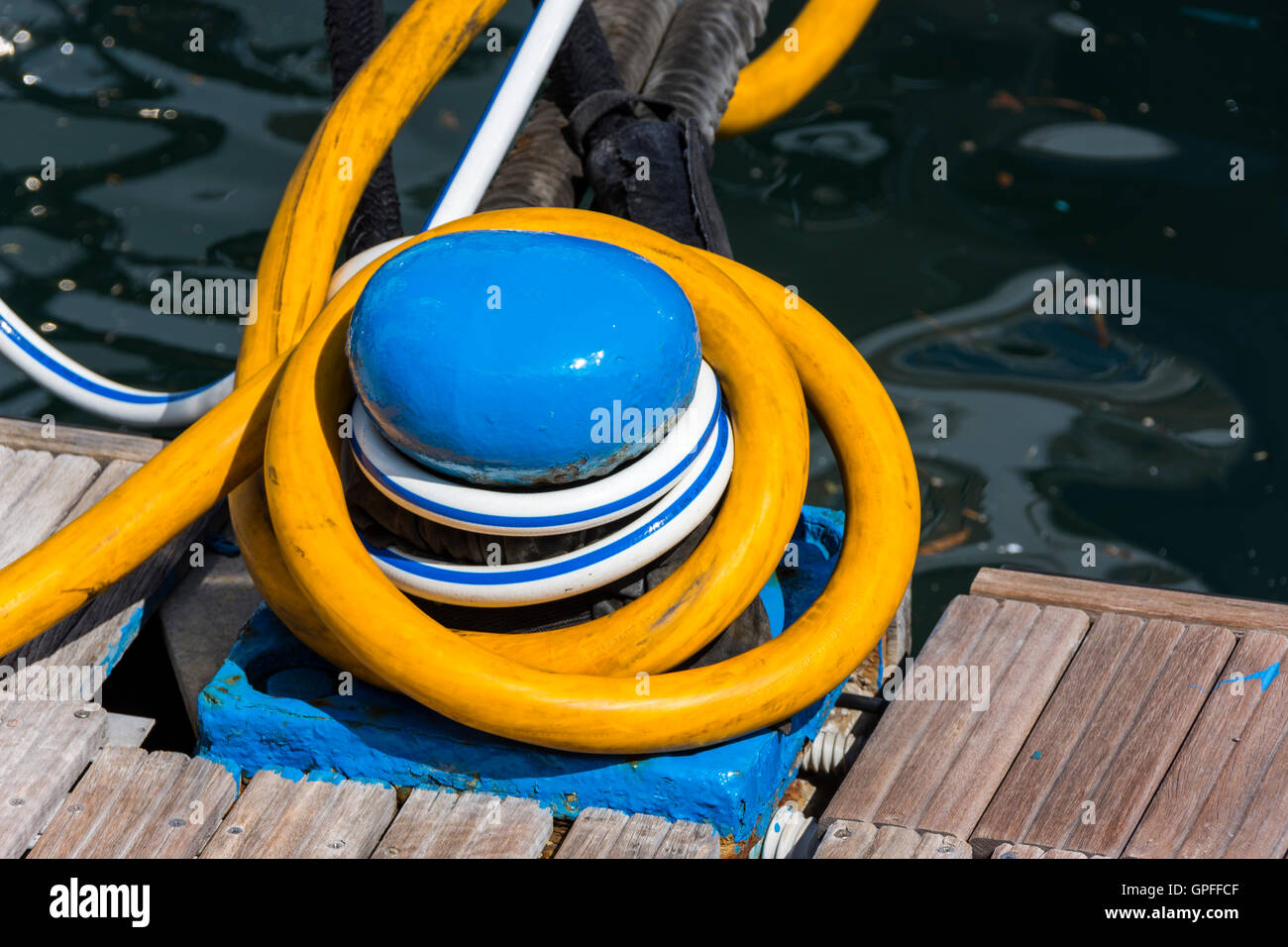 blaue Klampe auf einer Mole im Hafen von Genua Stockfoto