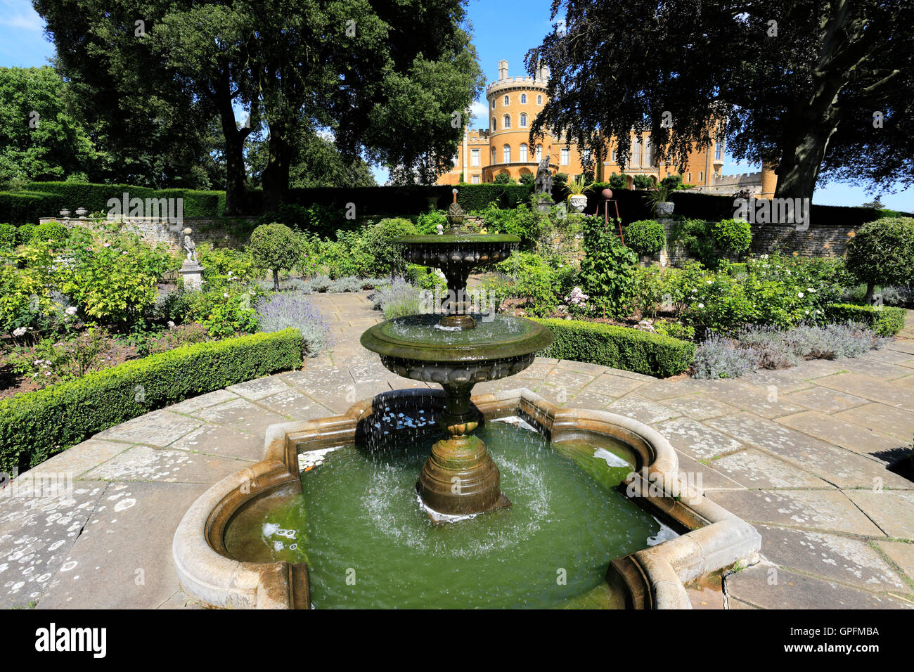 Sommer-Ansicht des Belvoir Castle, Grafschaft Leicestershire, England, UK Stockfoto