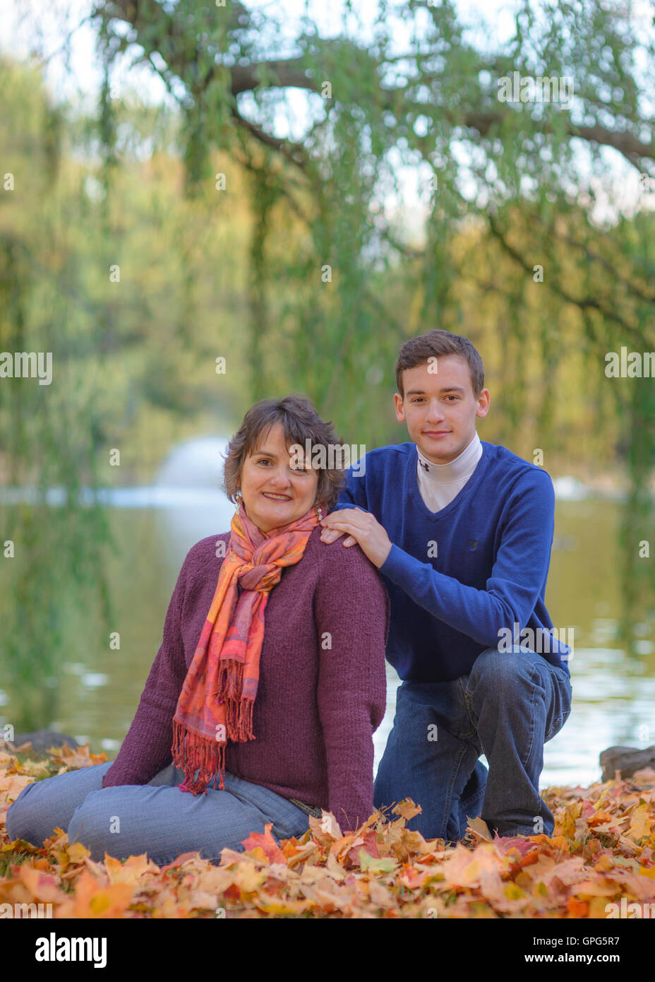 Mutter und Sohn in einer Parklandschaft Stockfoto