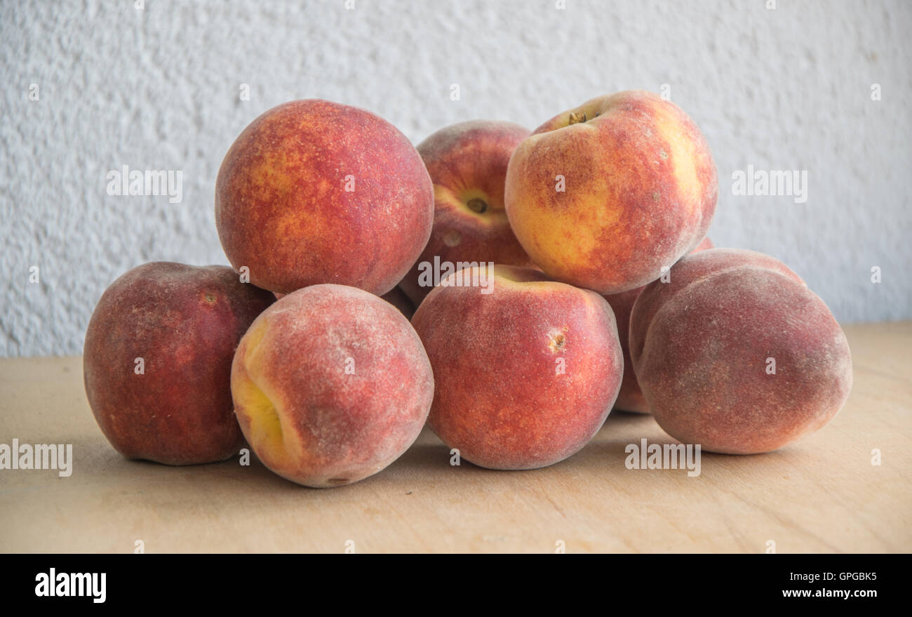 Gruppe von frischen Pfirsichen auf lokalen Markt gekauft. Stockfoto