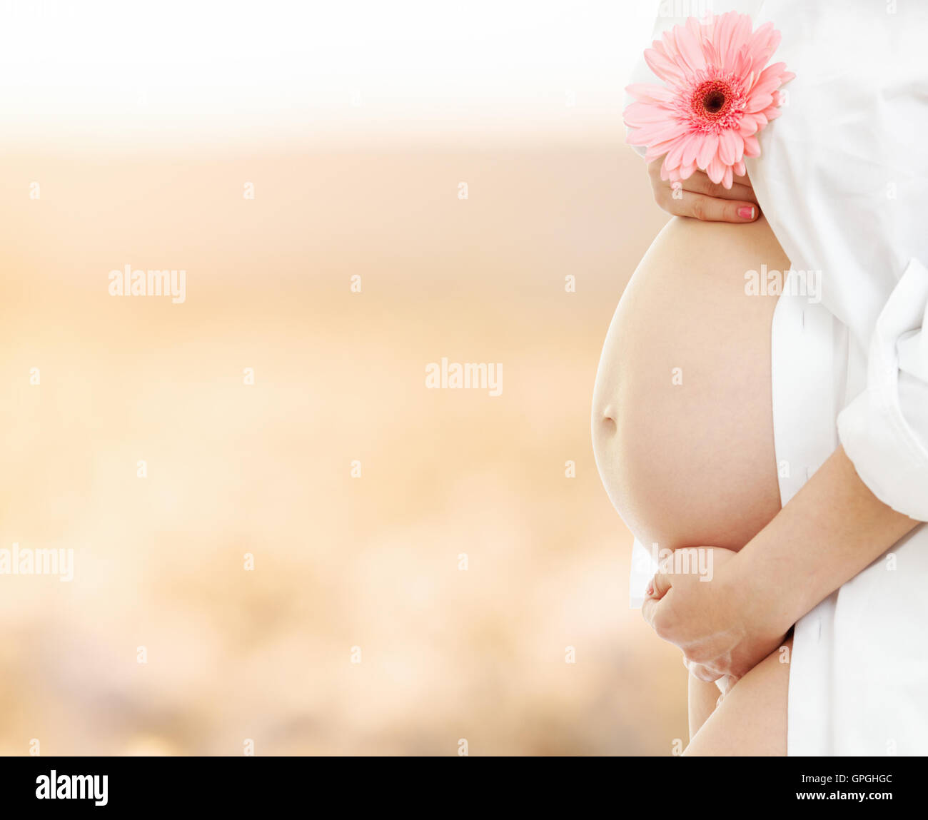 schwangeren Bauch auf unscharfen Krankenhaus Raumhintergrund Stockfoto