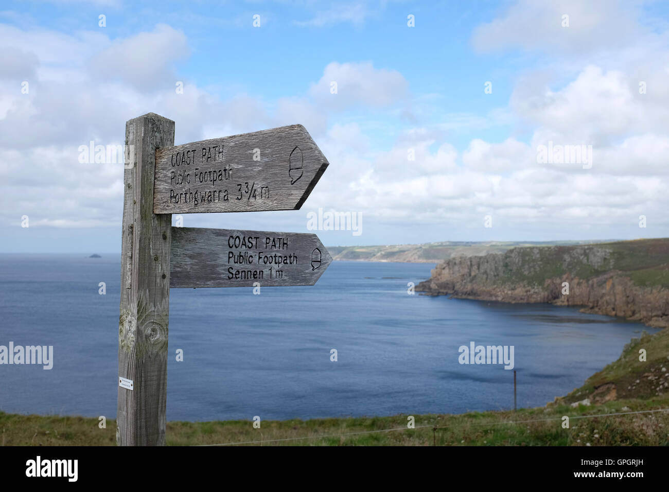 Holzschild, den Weg entlang der dramatischen Klippen der Küste weg, Pembrokeshire, Wales Stockfoto