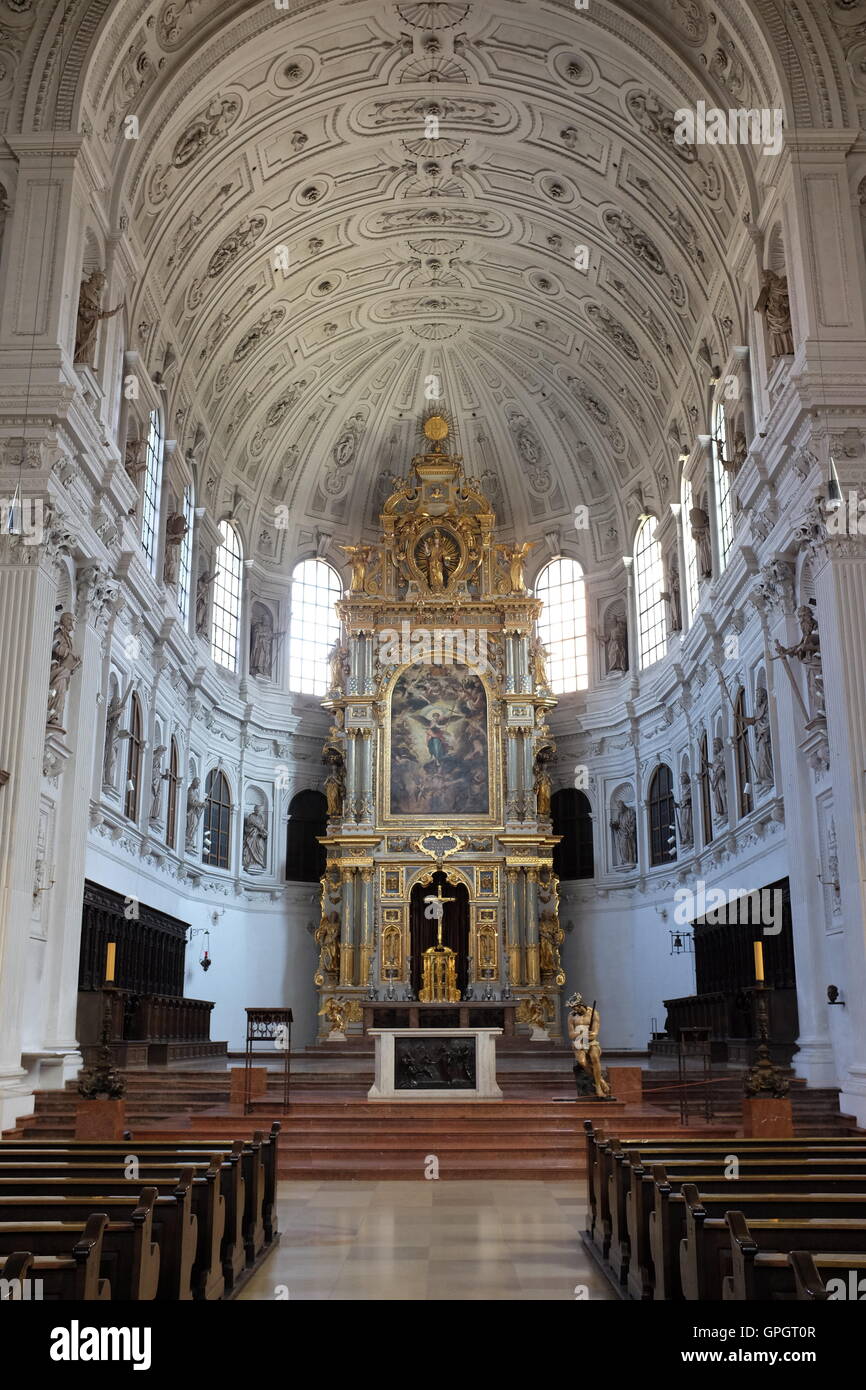 Die eindrucksvoll verzierten Hochaltar in St. Michael, München, Bayern Stockfoto