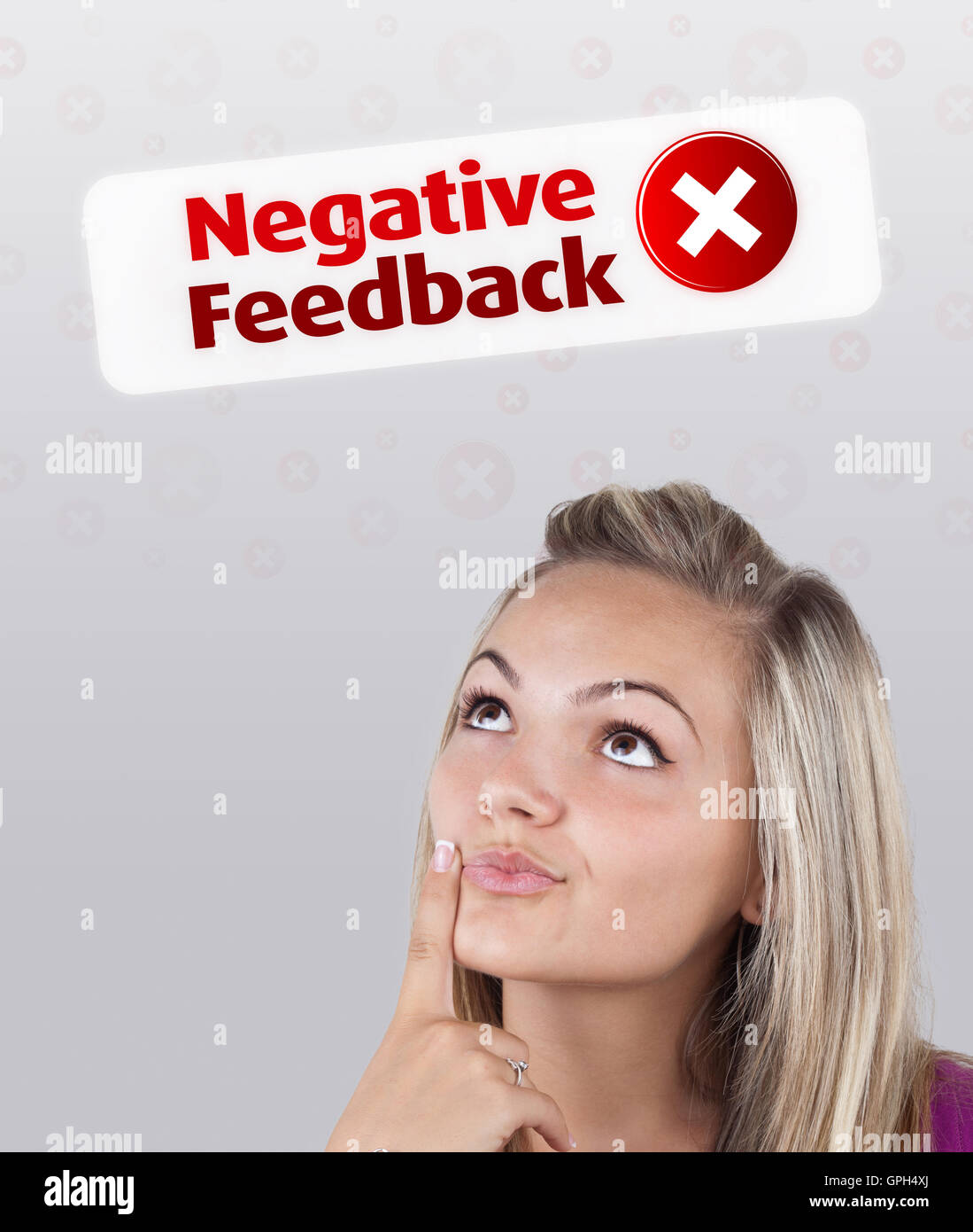 Junges Mädchen Blick auf positive und negative Zeichen Stockfoto