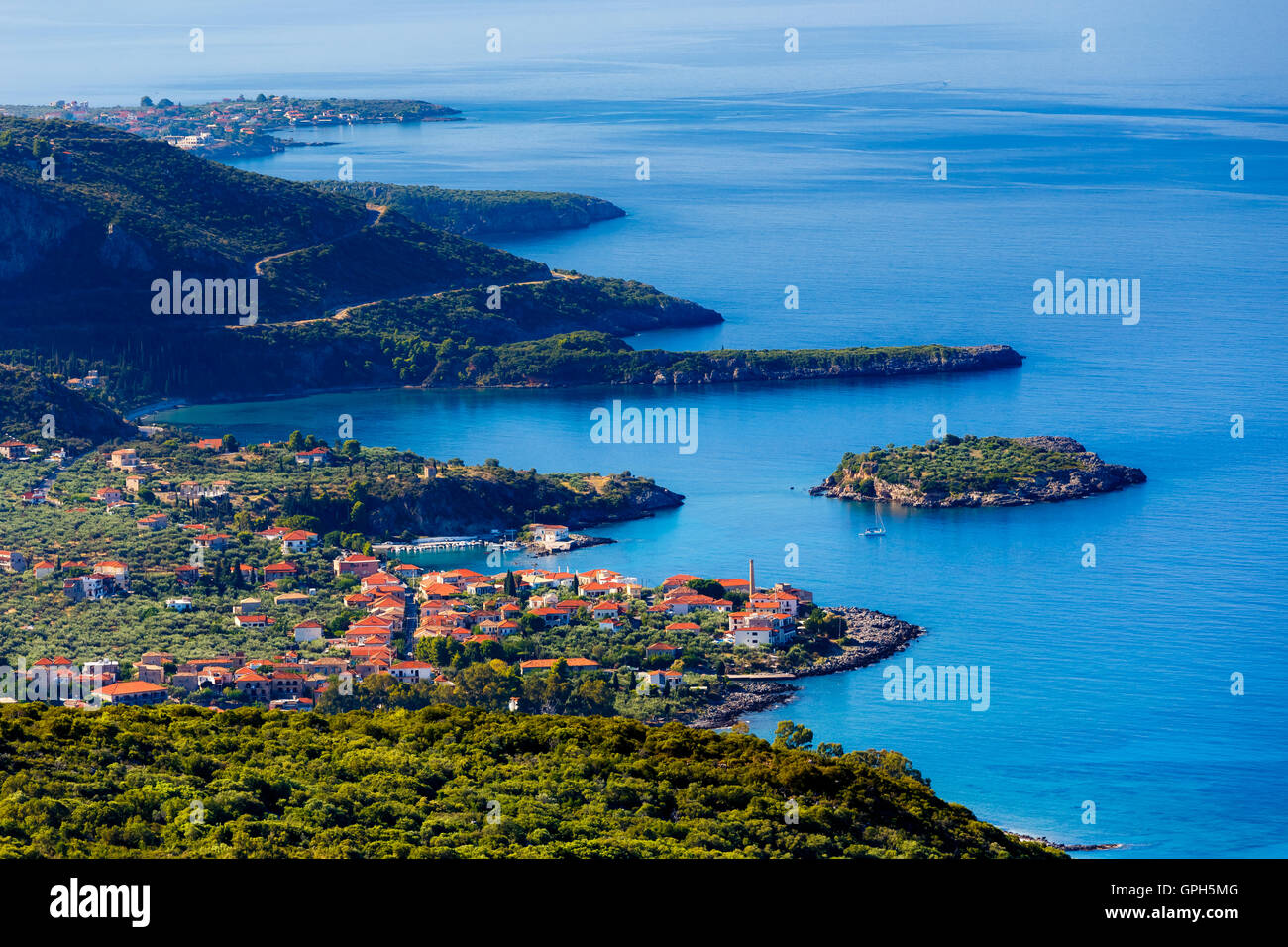 Panoramablick auf Kardamyli Stadt, eine Küstenstadt, die von den Venezianern, die mit einer Mischung aus traditionellem griechischen und venezianischen Design gebaut Stockfoto