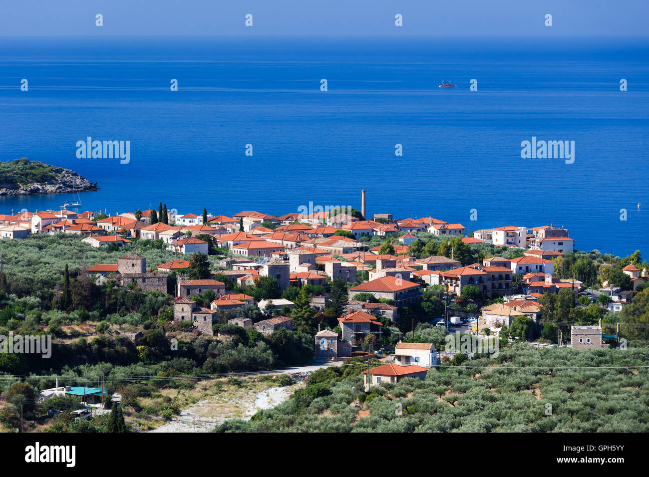 Panoramablick auf Kardamyli Stadt, eine Küstenstadt, die von den Venezianern, die mit einer Mischung aus traditionellem griechischen und venezianischen Design gebaut Stockfoto