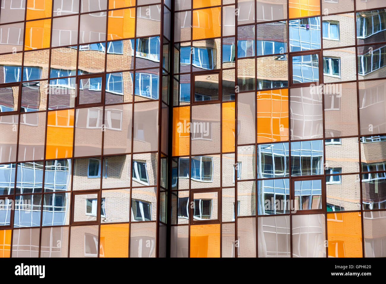 Spiegelung im Glaswand des Gebäudes in ein anderes Stockfoto