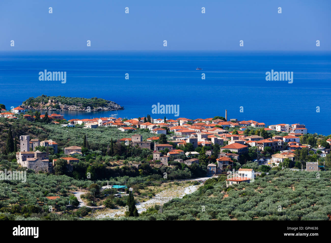Panoramablick auf Kardamyli Stadt, eine Küstenstadt, die von den Venezianern, die mit einer Mischung aus traditionellem griechischen und venezianischen Design gebaut Stockfoto