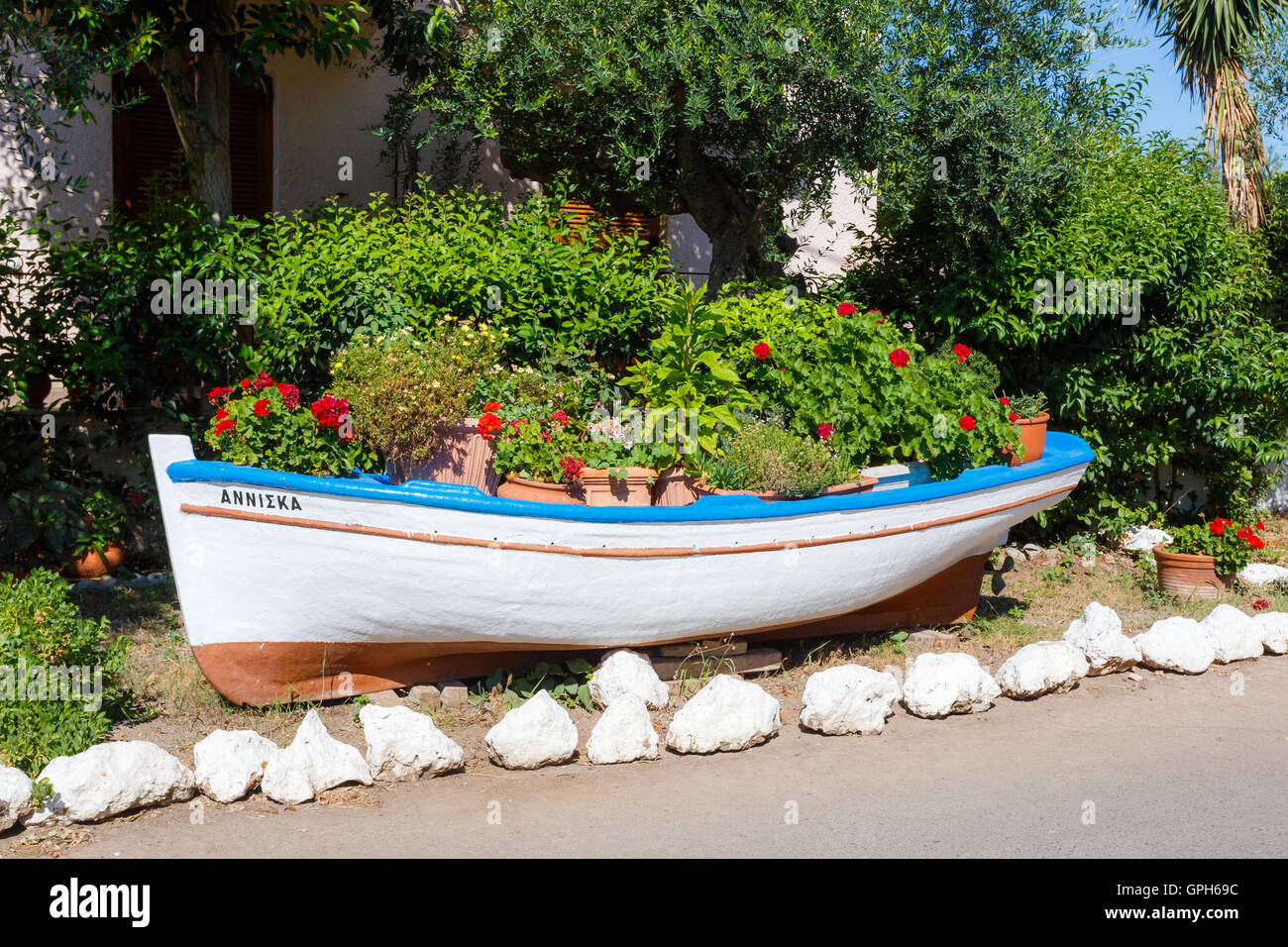 Fisch-Boot genommen als Dekoration vor den Hotels in Kardamili Stadt, Messinia, Griechenland. Stockfoto
