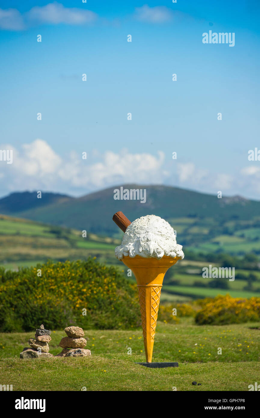 Ein Gian-Eiscreme-Kegel in der Wildnis von Dartmoor Stockfoto