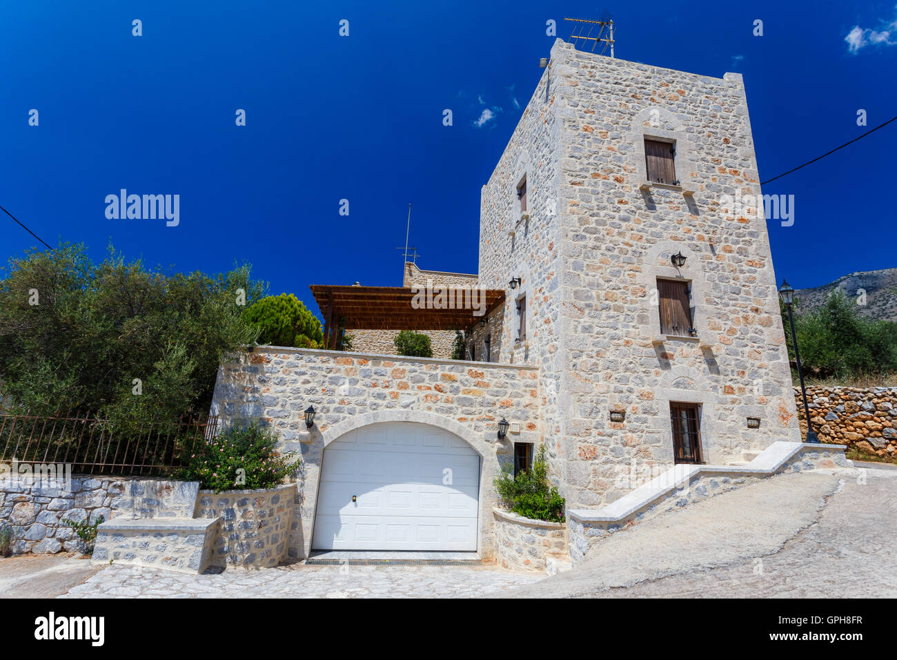 Traditionellen Stil erbaut Haus in Itilo Dorf gegen einen blauen Himmel und Wolken in Mani, Lakonien, Griechenland Stockfoto