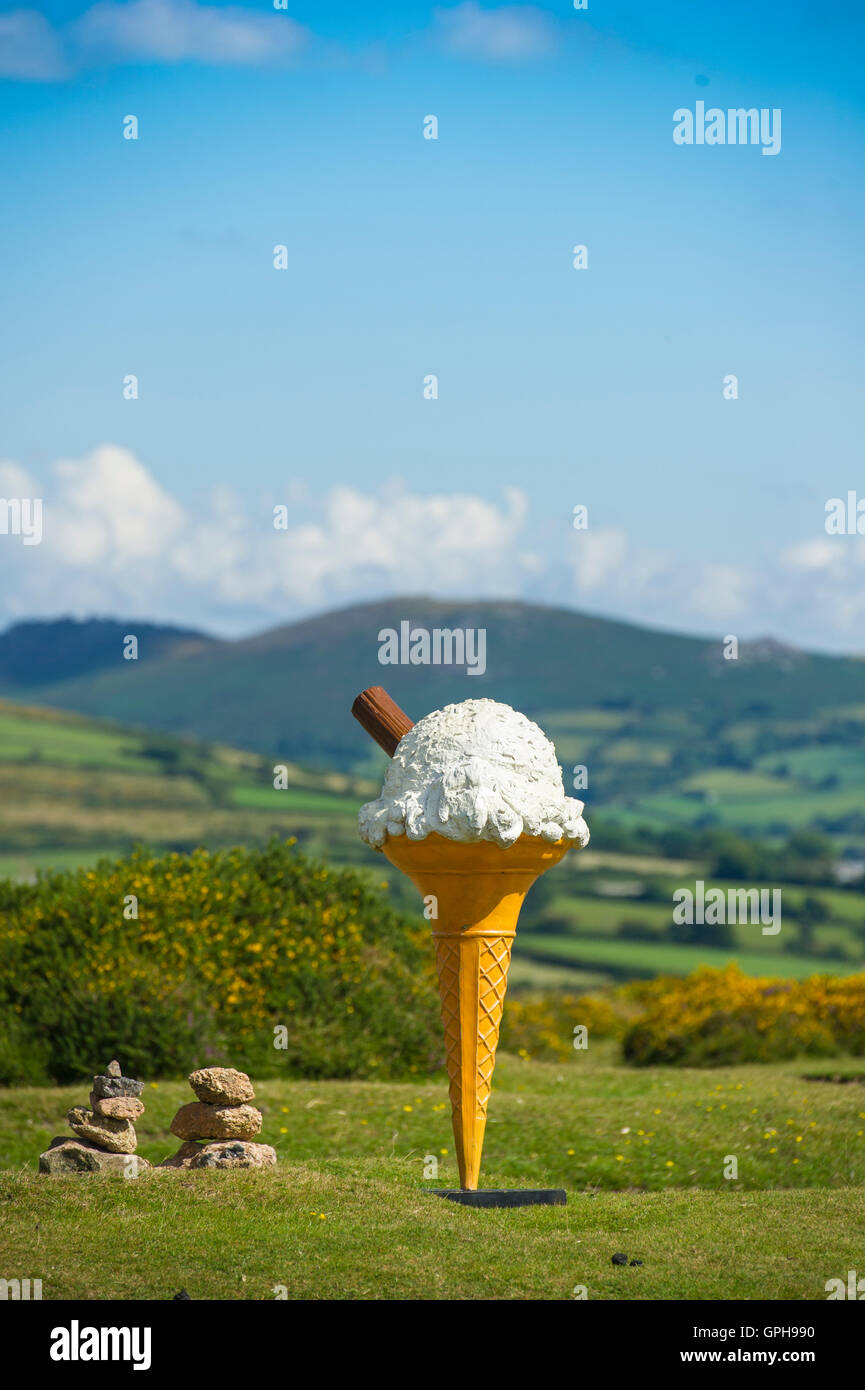 Ein Gian-Eiscreme-Kegel in der Wildnis von Dartmoor Stockfoto