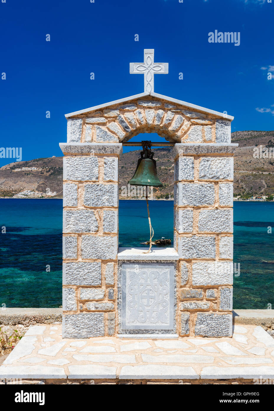 Schönen Glockenturm neben dem Meer in Neo Itilo Dorf gegen ein blaues Meer und Himmel in Lakonien, Griechenland Stockfoto