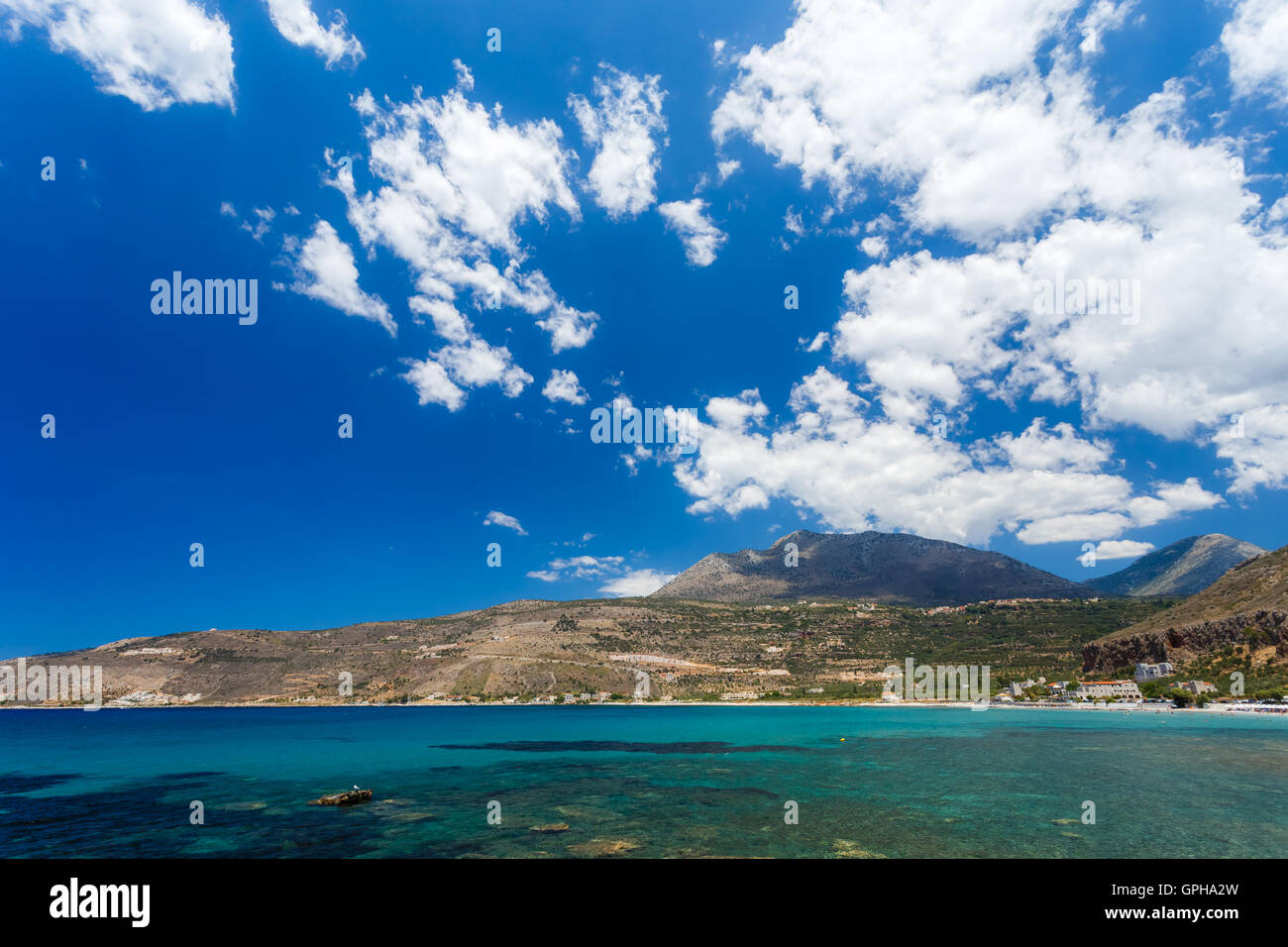 Panoramablick auf Neo Itilo Bucht präsentiert die lebendigen Farben der griechischen Seestücke, befindet sich im südlichen Peloponnes, Mani, Lakonia Stockfoto