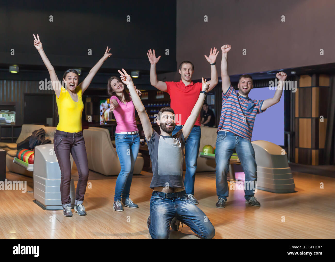 Glückliches Team beim bowling Stockfoto