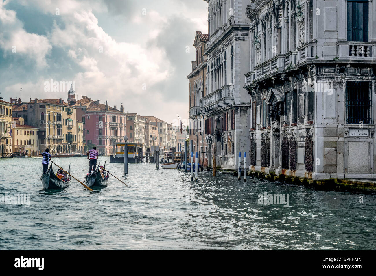 Die Gondolieri übersetzende Personen in Venedig Stockfoto