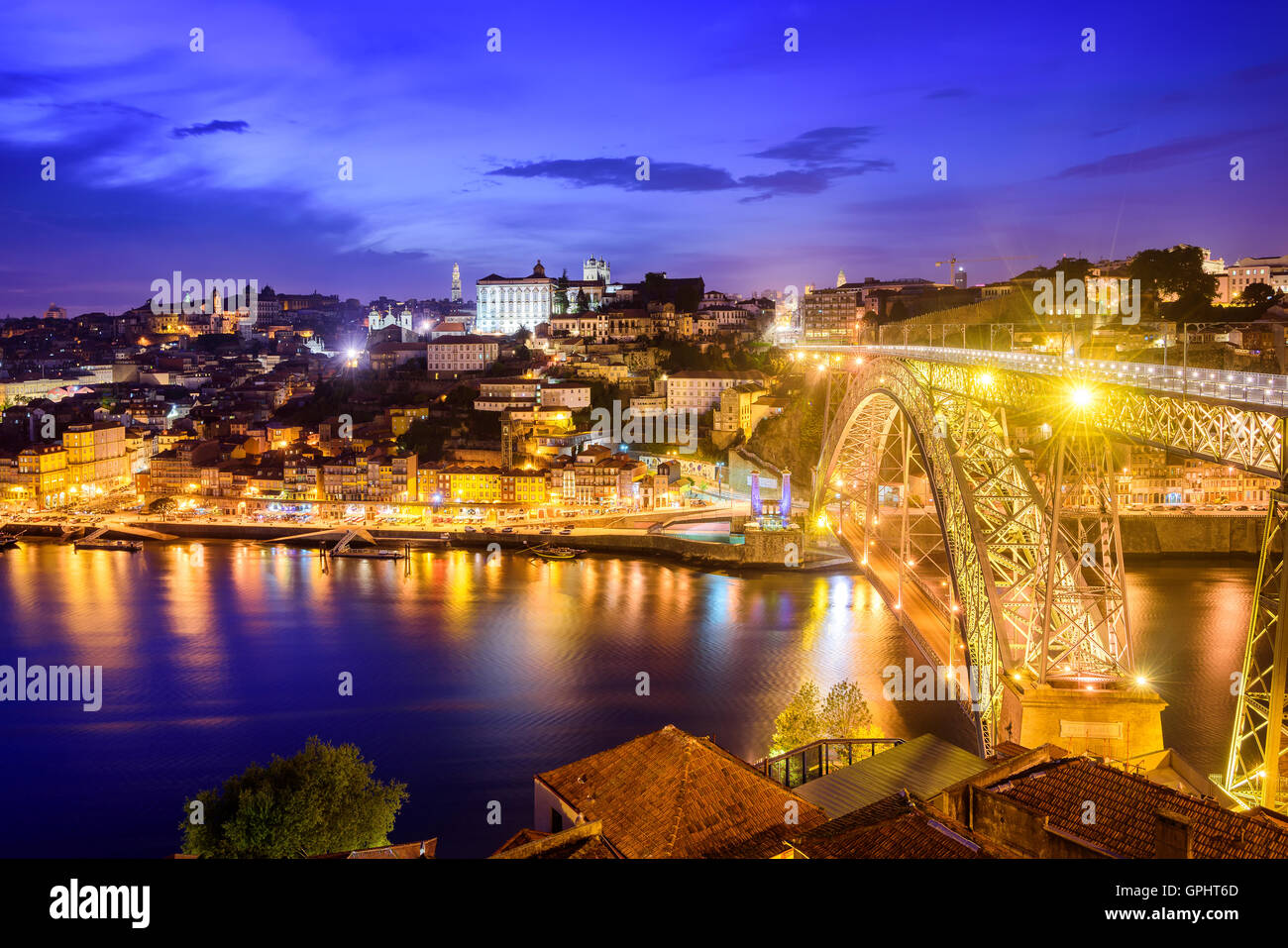 Ribeira und den Dom Luiz Bridge bei Nacht, Porto, Portugal Stockfoto