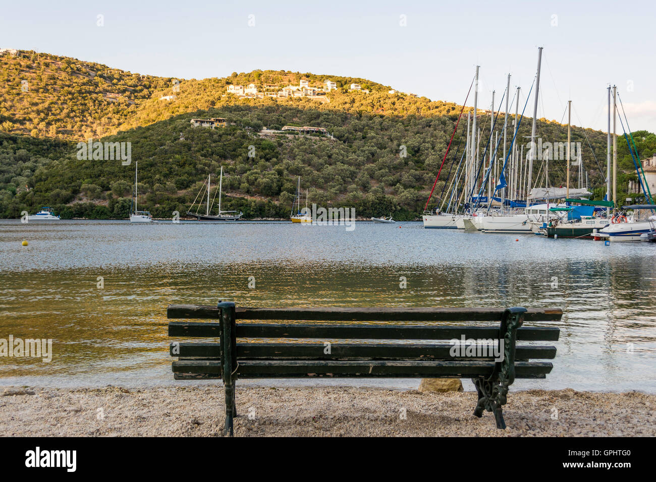 Sivota Dorf Touristenort in Lefkada Griechenland mit Segelschiffen ...