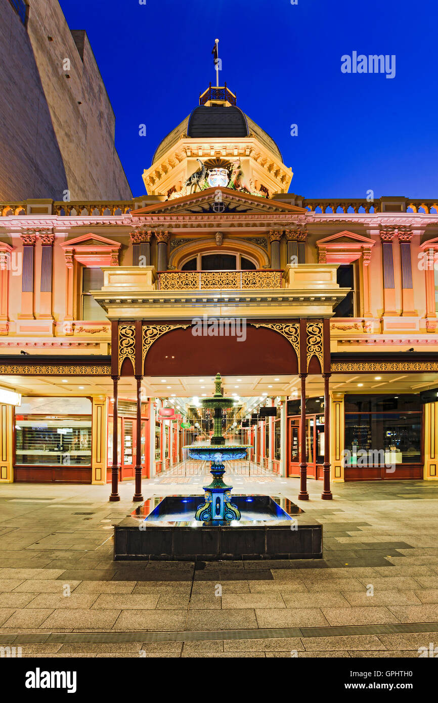 Eingang und Perspektive durch historische architektonische Gebäude von Adelaide shopping-Straße Rundle Mall mit Brunnen Stockfoto