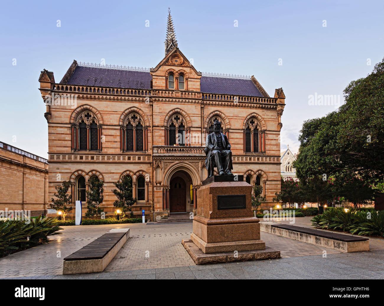 Fassade des Adelaide öffentlichen Servcies Gebäude - Museum für Archäologie mit dem Status von Walter Hughes am Eingang. Stockfoto