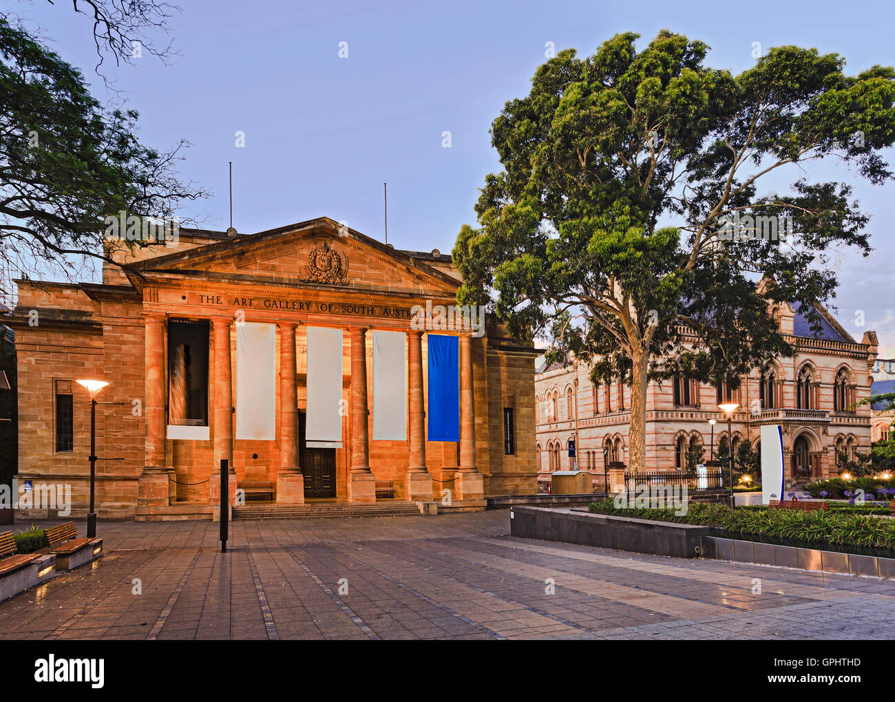 Öffentliche Dienstleistungen bauen mit freiem Eintritt - der Art Gallery of South Australia. Fassade und Eingang zur Galerie bei Sonnenuntergang. Stockfoto