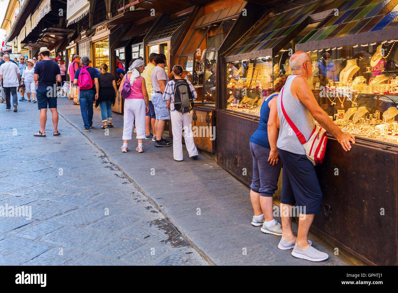 Schmuckgeschäfte auf der mittelalterlichen Ponte Vecchio in Florenz, Italien Stockfoto