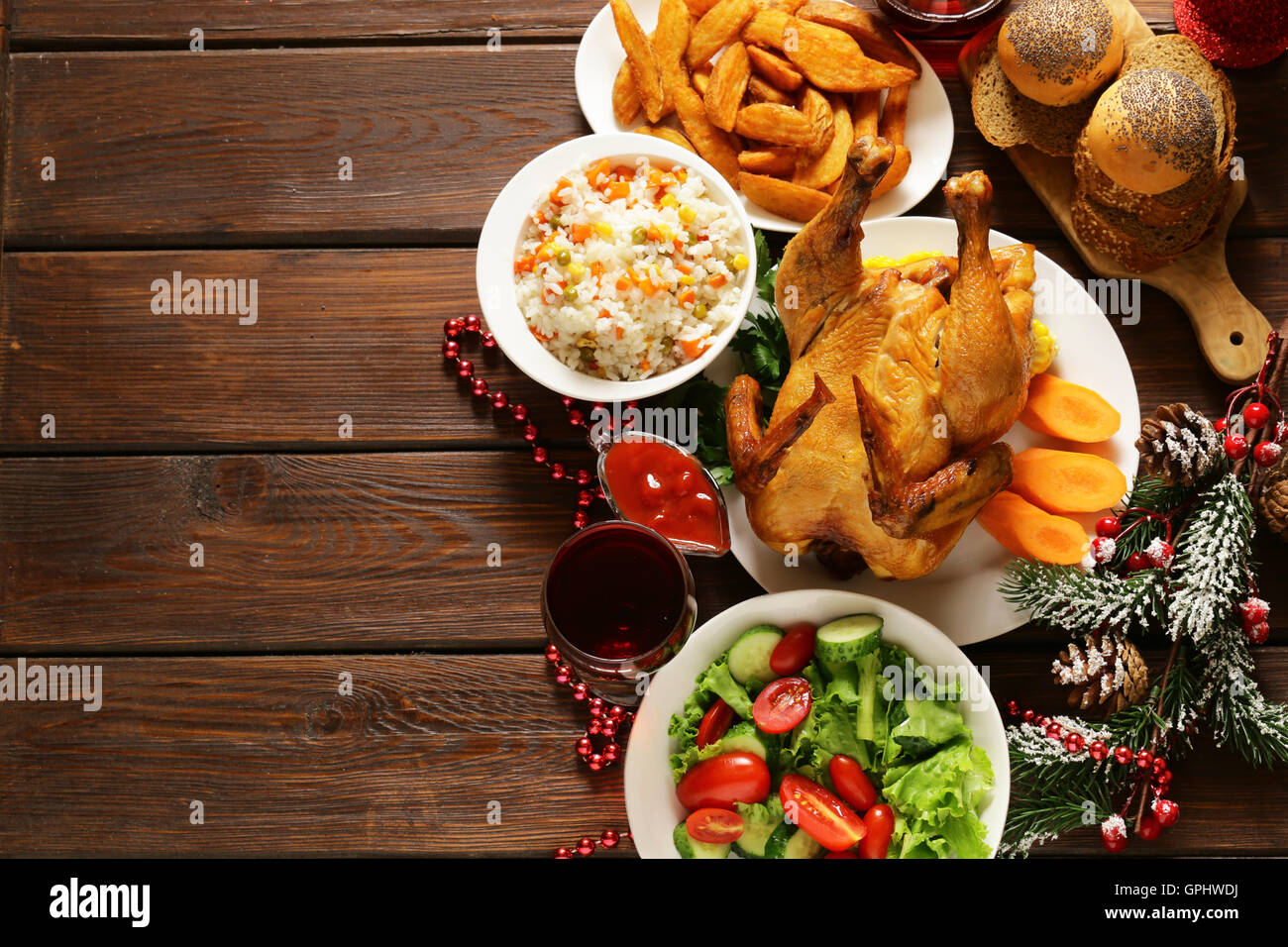 traditionelles Essen für Weihnachtsessen, festliche Tischdekoration und Dekoration Stockfoto