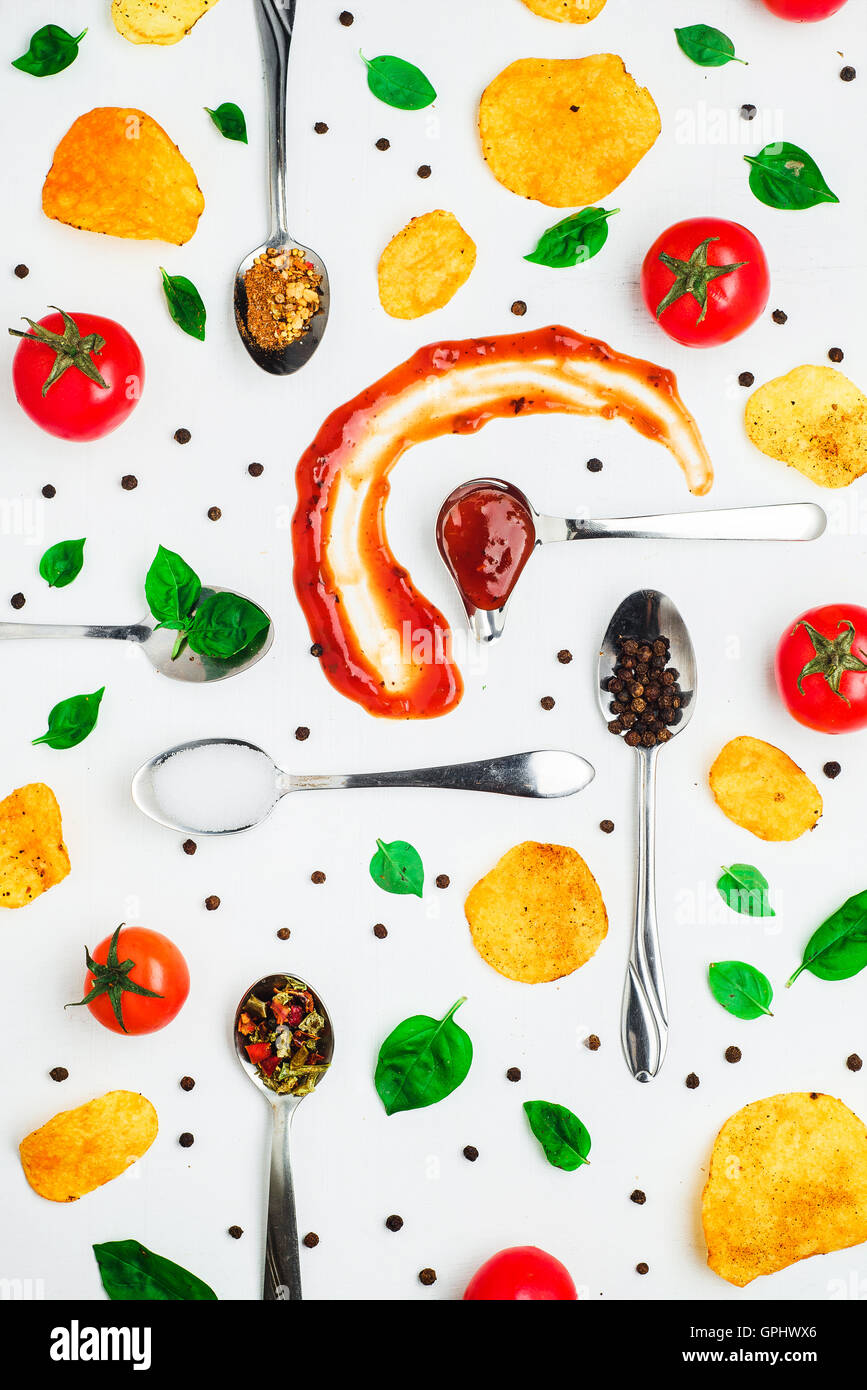 Chips Muster: Basilikum, Paprika und Tomaten Stockfoto