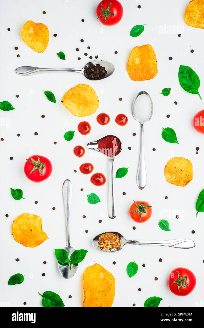 Chips Muster: Basilikum-Tomaten-sauce Stockfoto