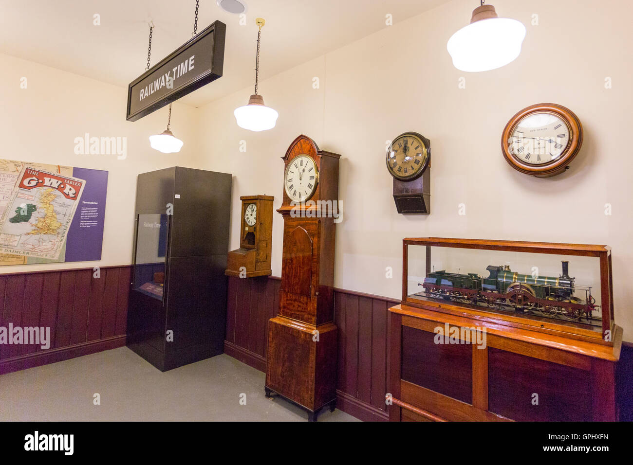 Die Eisenbahn-Zeitanzeige auf Steam Museum, Swindon, Wiltshire, England, UK Stockfoto