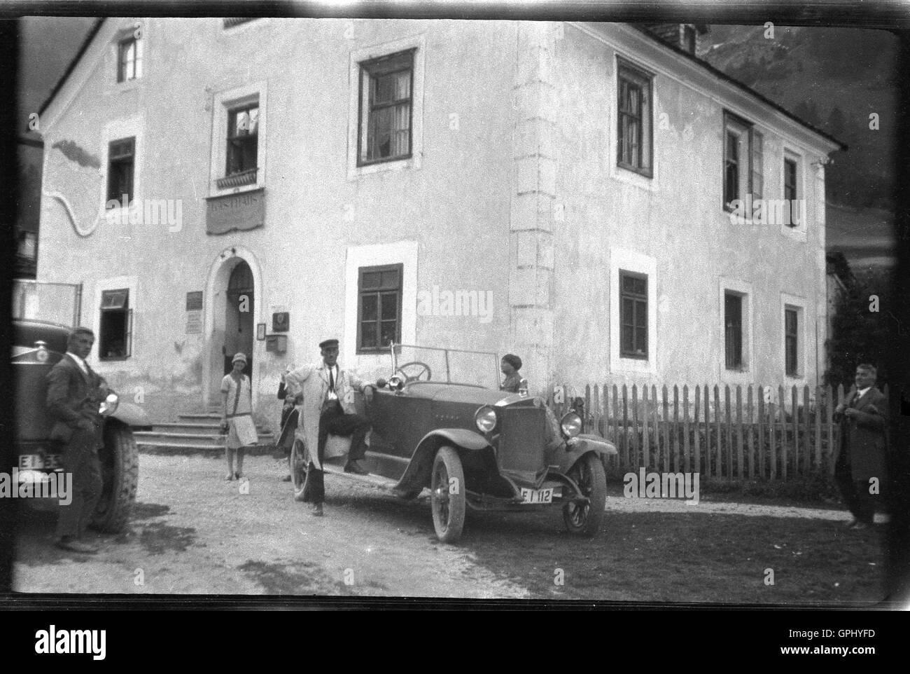 1920er Jahre, historisch, Tschechoslowakei. Fahrer von grand Touring Cars warten auf Passagiere vor Hotel. Stockfoto