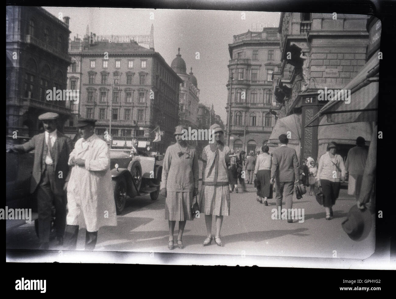 1920er Jahre, historisch, Straßenszene, Bratislava, Tschechoslowakei. Fahrer durch ihre Tourenwagen warten. Stockfoto