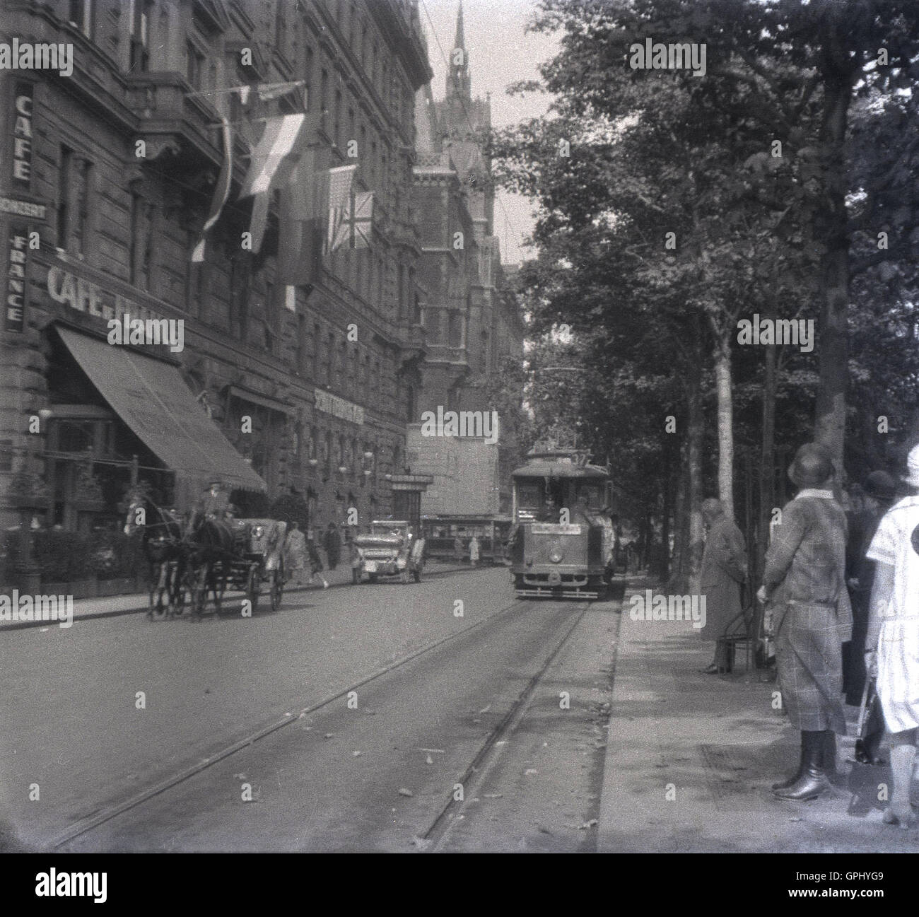 1920er Jahre, historische, Street Szene, Bratislava, Tschechoslowakei und Menschen warten auf eine Straßenbahn. Stockfoto