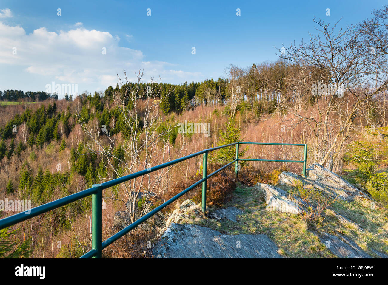 Die Beobachtung Punkt Ehrensteinley nahe dem Dorf Eifel Monschau in Deutschland im Frühjahr. Stockfoto
