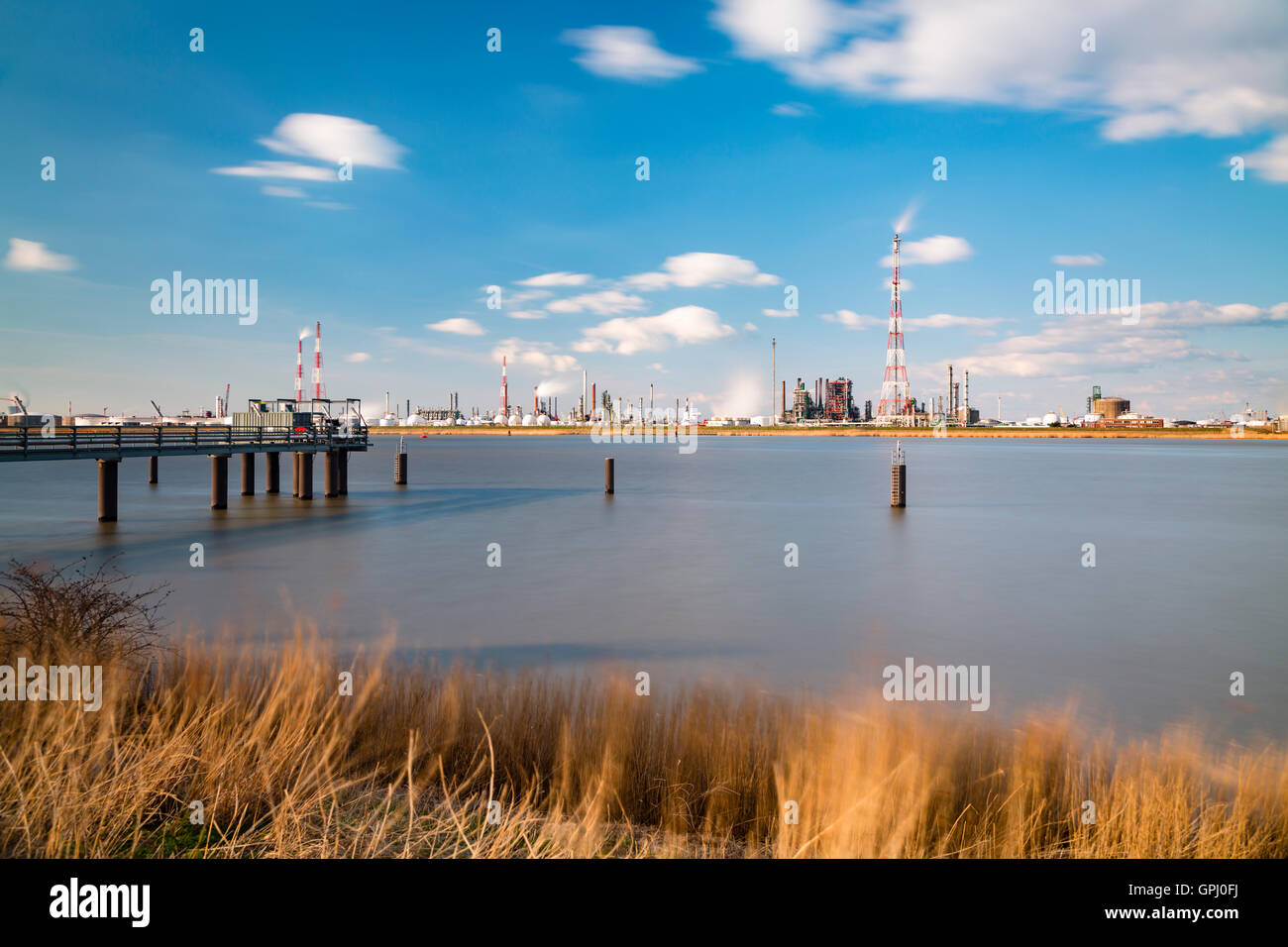 Lange Exposition Schuss einer großen Raffinerie mit Gas Lagertanks im Hafen von Antwerpen, Belgien mit vielen Destillation ragt ein Stockfoto