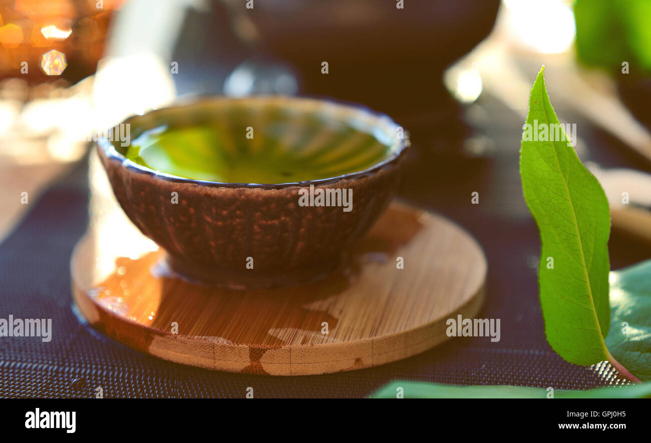 Gesundes Grün Teetasse mit Blättern Stockfoto