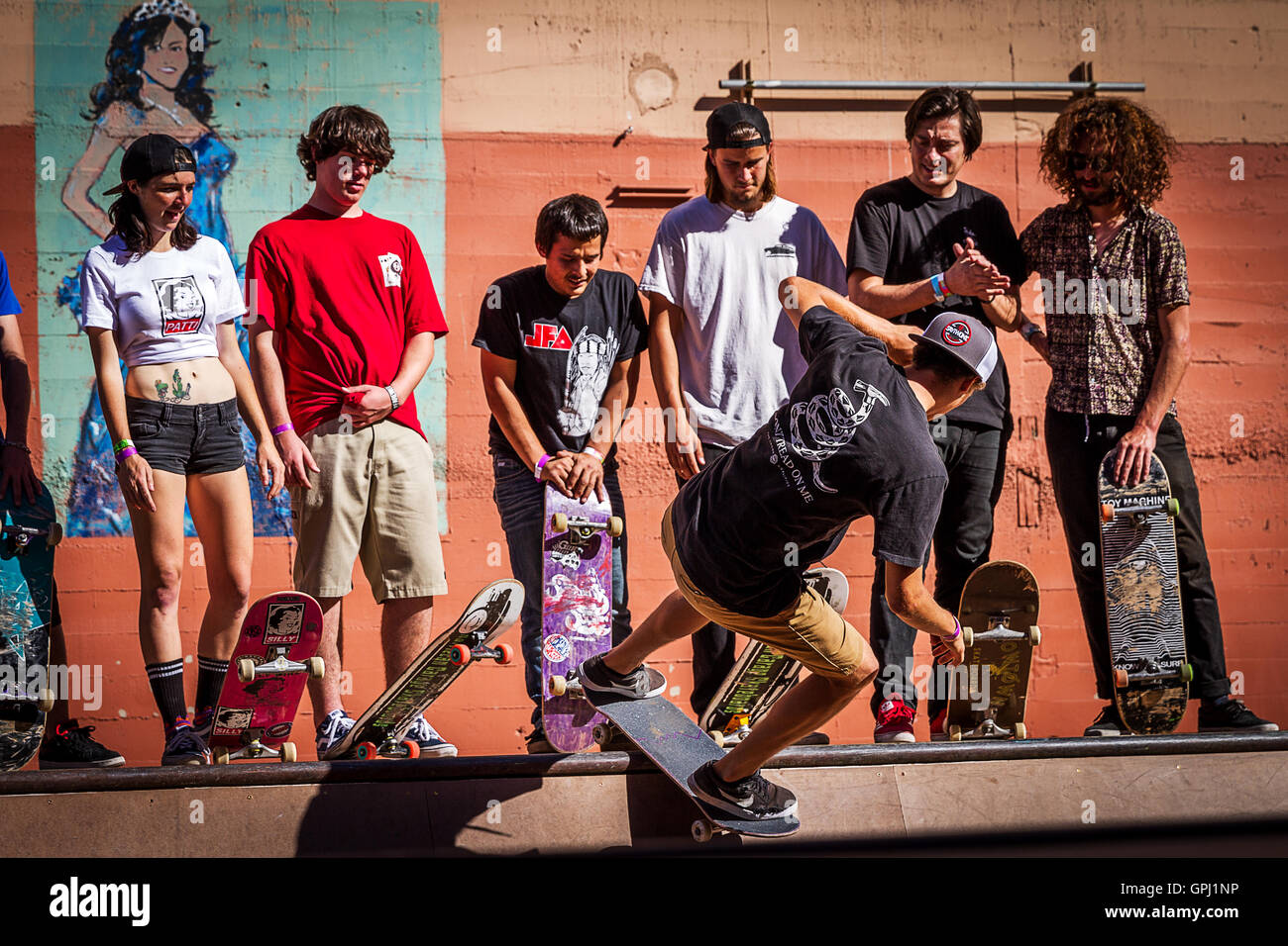 PHOENIX, AZ - 20 FEB: Skateboarder konkurrieren in einer improvisierten "Ramp-Jam" Sitzung am SkaterCon, eine Versammlung der Skateboarder Stockfoto