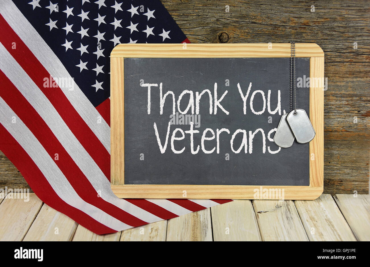 Vielen Dank an Veteranen anmelden schwarze Tafel mit militärischen Erkennungsmarken und amerikanische Flagge Stockfoto