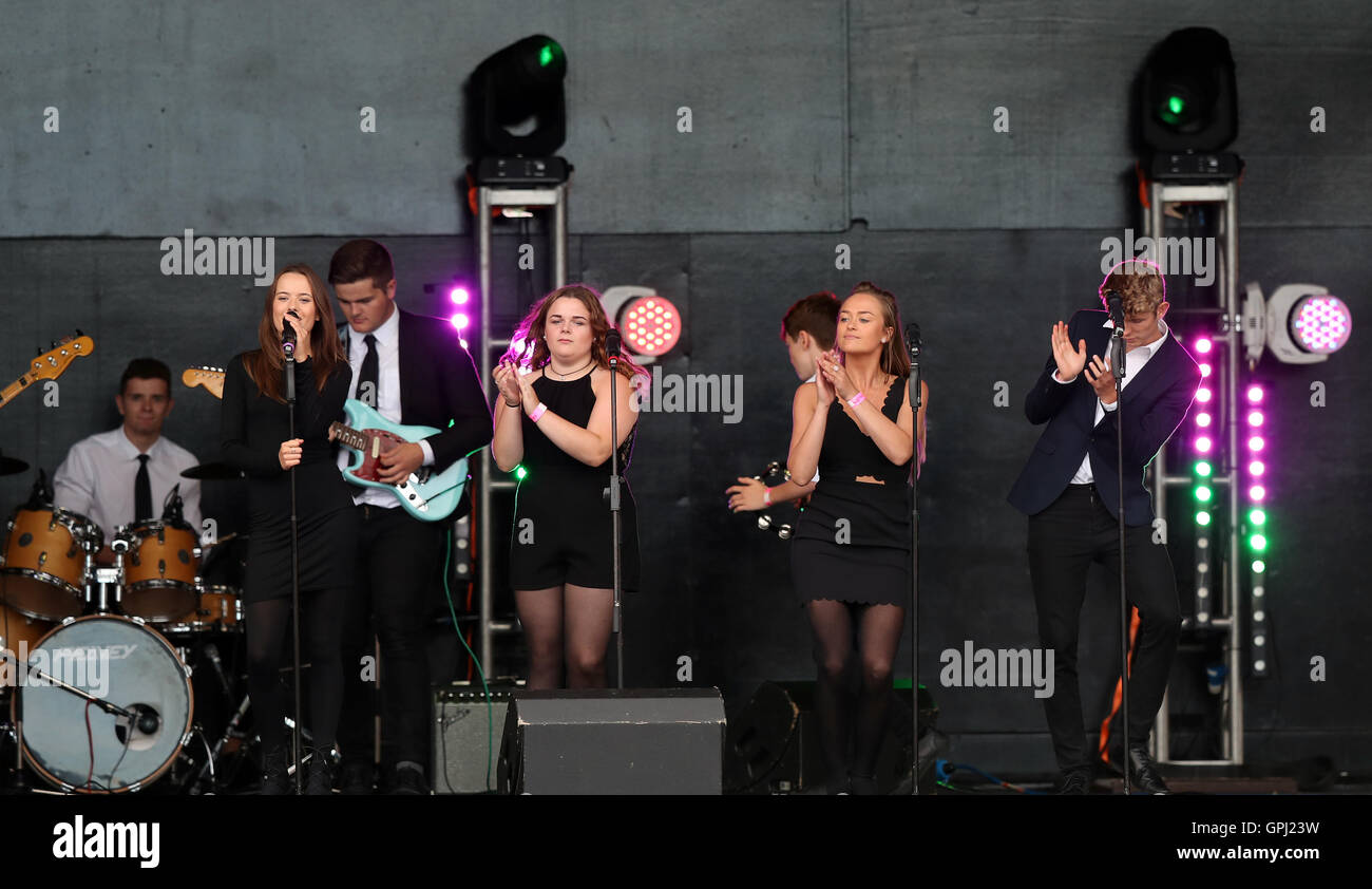 Unterhaltung während der Abschlussveranstaltung am vierten Tag der Schule Spiele 2016 an der Loughborough University. PRESSEVERBAND Foto. Bild Datum: Sonntag, 4. September 2016. Stockfoto
